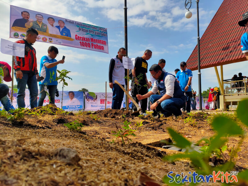 DPD KNPI Jabar bersama Pelija Jabar serta beberapa Stakeholder dan pemuda di Bandung Barat menanam 1.000 pohon di obyek wisata Situ Ciburuy 