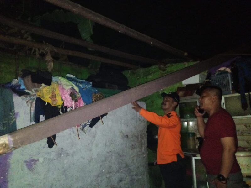 Delapan RW di Desa Giri Asih, Kecamatan Batujajar KBB luluh lantah akibat hujan deras disertai angin puting beliung, Minggu (14082022) foto BPBD KBB 