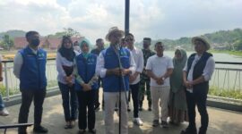 Gubernur Jabar, Ridwan Kamil didampingi Plt Bupati KBB, Hengky Kurniawan beserta Ketua DPRD KBB, Rismanto serta host kondang Irfan Hakim saat melakukan peresmian Situ Ciburuy, Kecamatan Padalarang KBB. Sabtu 13/08/2022
(foto Abdul)