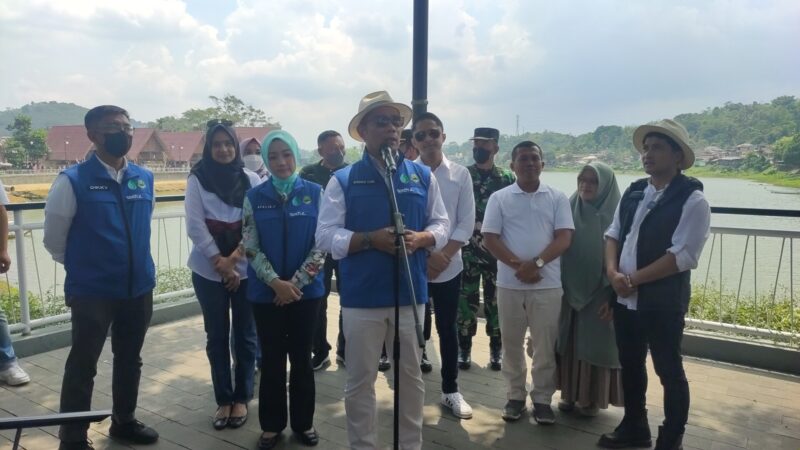 Gubernur Jabar, Ridwan Kamil didampingi Plt Bupati KBB, Hengky Kurniawan beserta Ketua DPRD KBB, Rismanto serta host kondang Irfan Hakim saat melakukan peresmian Situ Ciburuy, Kecamatan Padalarang KBB. Sabtu 13/08/2022
(foto Abdul)