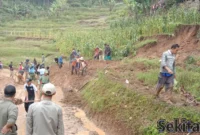 Hujan mengakibatkan longsor menutup jalan utama di Desa Cinengah, Kecamatan Rongga KBB, warga dibantu petugas gabungan bersihkan longsoran tanah (Foto Abdul)