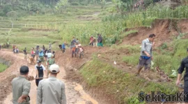 Hujan mengakibatkan longsor menutup jalan utama di Desa Cinengah, Kecamatan Rongga KBB, warga dibantu petugas gabungan bersihkan longsoran tanah (Foto Abdul)