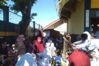 Ratusan Siswa SDN Bunisari, Desa Gedobangkong, Kecamatan Ngamprah KBB terlantar, ahli waris segel dan las gerbang lantaran sengketa lahan (foto: Abdul)