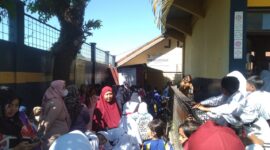 Ratusan Siswa SDN Bunisari, Desa Gedobangkong, Kecamatan Ngamprah KBB terlantar, ahli waris segel dan las gerbang lantaran sengketa lahan (foto: Abdul)