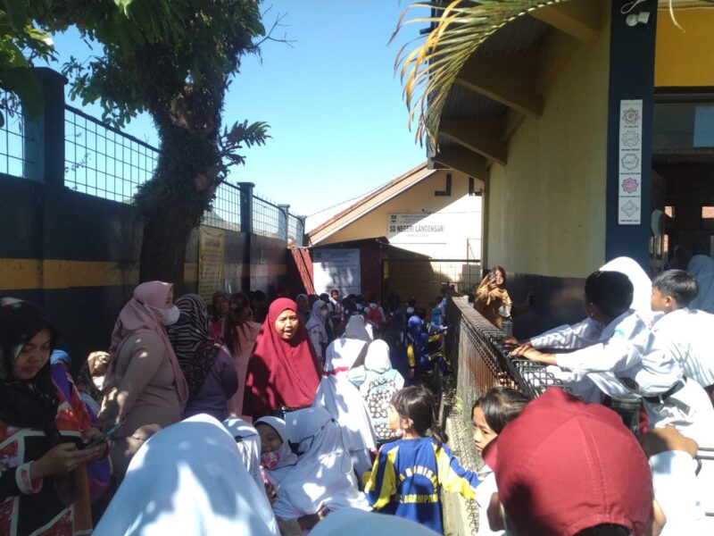 Ratusan Siswa SDN Bunisari, Desa Gedobangkong, Kecamatan Ngamprah KBB terlantar, ahli waris segel dan las gerbang lantaran sengketa lahan (foto: Abdul)