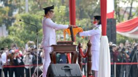 Gubernur Jawa Barat, Ridwan Kamil saat prosesi pengibaran bendera merah putih HUT RI ke-77 (foto: Hummas Jabar)