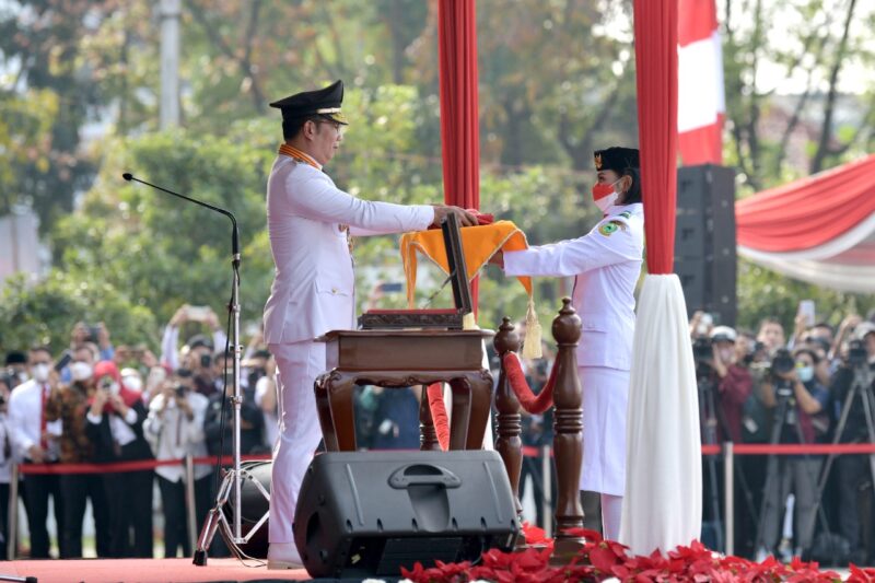 Gubernur Jawa Barat, Ridwan Kamil saat prosesi pengibaran bendera merah putih HUT RI ke-77 (foto: Hummas Jabar)