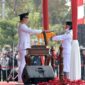 Gubernur Jawa Barat, Ridwan Kamil saat prosesi pengibaran bendera merah putih HUT RI ke-77 (foto: Hummas Jabar)