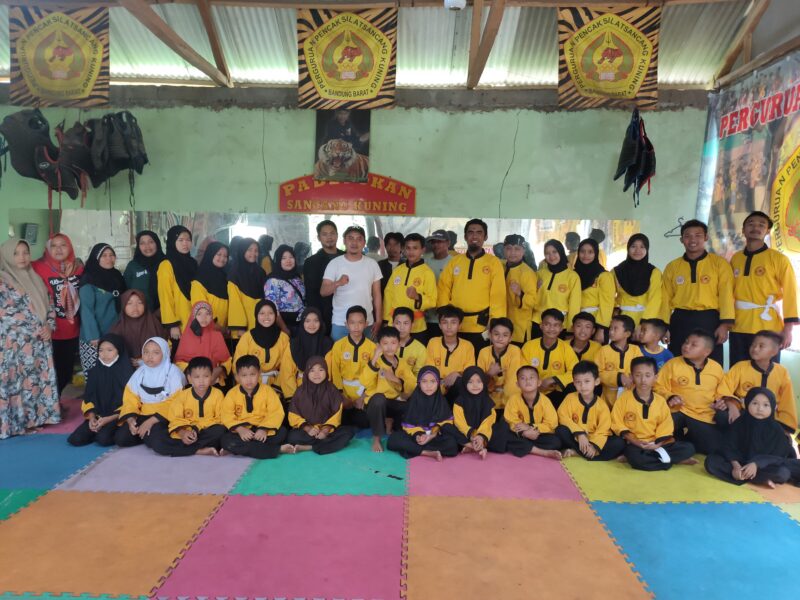 Perwakilan Anggota Komisi VIII DPR RI, Ace Hasan Syadzily melalui Kemensos RI memberikan bantuan berupa sarana dan prasarana untuk perguruan pencak silat Sancang Kuning Bandung Barat (Foto: Abdul)