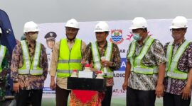 Plt Walikota Cimahi, Ngatiyana bersama Forcopimda Cimahi melakukan ground breaking pertanda revitalisasi stadion Sangkuriang Kota Cimahi dimulai