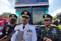 Plt Bupati KBB, Hengky Kurniawan di dampingi TNI/Polri usai melakukan upacara pengibaran bendera HUT RI ke-77 (Foto: Abdul) dok. SekitarKita