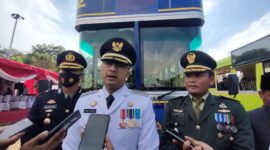 Plt Bupati KBB, Hengky Kurniawan di dampingi TNI/Polri usai melakukan upacara pengibaran bendera HUT RI ke-77 (Foto: Abdul) dok. SekitarKita