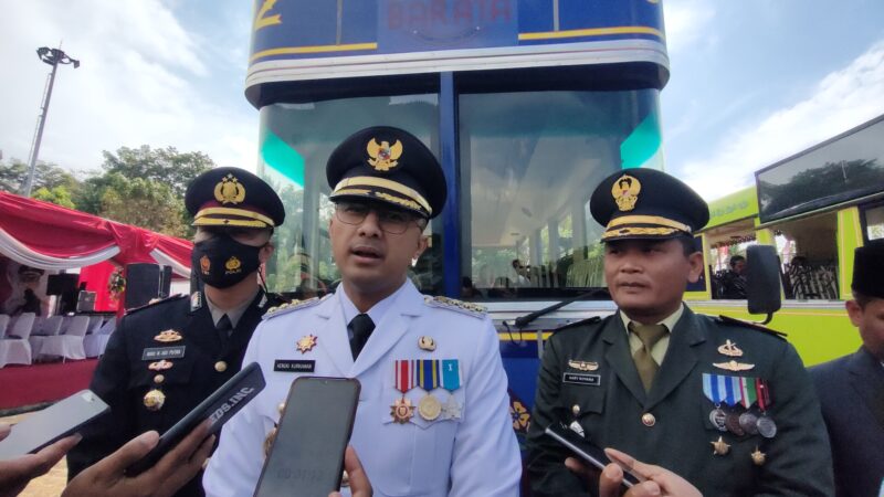 Plt Bupati KBB, Hengky Kurniawan di dampingi TNI/Polri usai melakukan upacara pengibaran bendera HUT RI ke-77 (Foto: Abdul) dok. SekitarKita