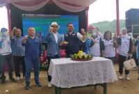 Gubernur Jabar, Ridwan Kamil didampingi ketua KNPI Jabar, Ridwansyah Yusuf Achmad potong tumpeng pada gelaran festival di Ciburuy, kecamatan Padalarang KBB (Foto: Abdul) dok. SekitarKita.net