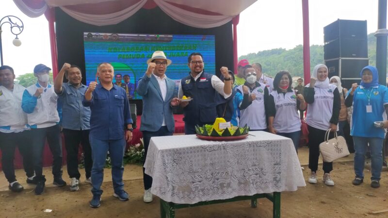 Gubernur Jabar, Ridwan Kamil didampingi ketua KNPI Jabar, Ridwansyah Yusuf Achmad potong tumpeng pada gelaran festival di Ciburuy, kecamatan Padalarang KBB (Foto: Abdul) dok. SekitarKita.net