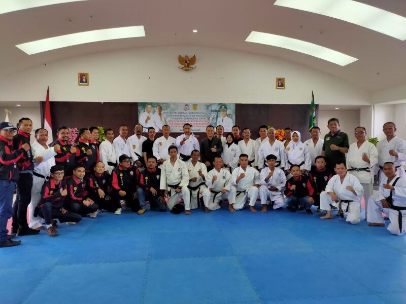 Plt Bupati KBB, Hengky Kurniawan mengapresiasi pelantikan ujian KKI KBB, mampu berprestasi di ajang olahraga karate (foto: Abdul) dok. SekitarKita