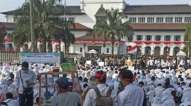 Ribuan tenaga honorer nakes geruduk Gedung Sate Temui Gubernur Ridwan Kamil, Jum'at (05/08/2022).