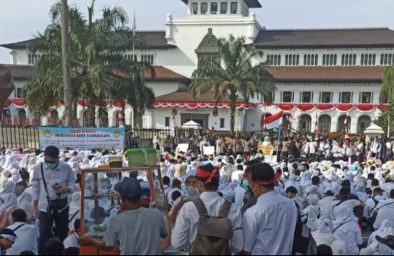 Ribuan tenaga honorer nakes geruduk Gedung Sate Temui Gubernur Ridwan Kamil, Jum'at (05/08/2022).