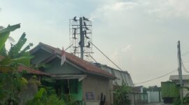 Pantauan tim SekitarKita cerobong peleburan PT Alloy Indo di Desa Laksanamekar, Kecamatan Padalarang KBB sedang dalam perbaikan, diduga cemari lingkungan (foto: Abdul)
