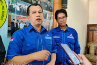 Ketua DPC Partai Demokrat KBB, Imam Tunggara (kiri) didampingi Anggota DPRD KBB Komisi I, Phiter Juandys (kanan) 
Dok. Foto: Abdul 