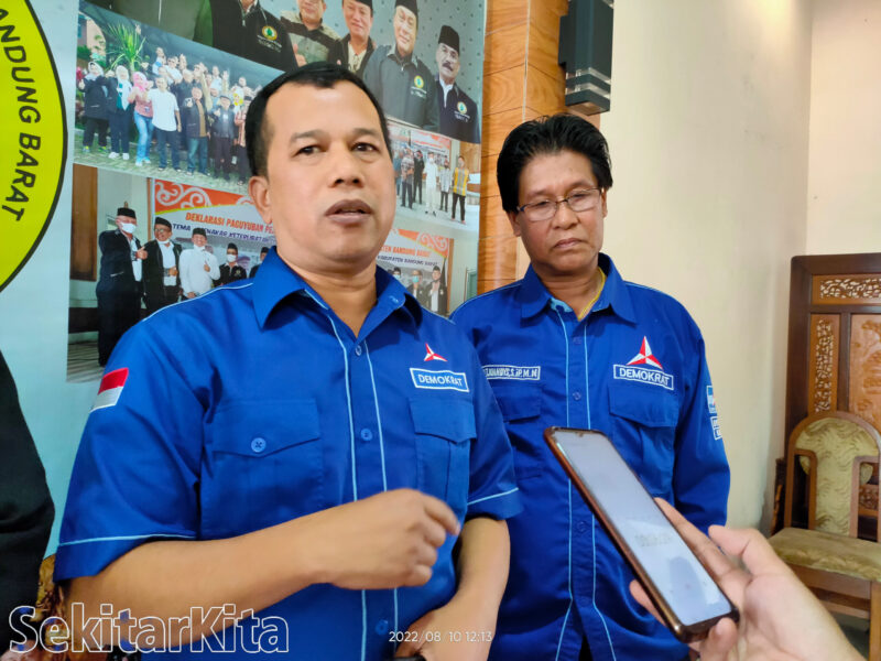 Ketua DPC Partai Demokrat KBB, Imam Tunggara (kiri) didampingi Anggota DPRD KBB Komisi I, Phiter Juandys (kanan) 
Dok. Foto: Abdul 