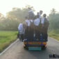 Belasan siswa SMP nekat duduk dia atas angkot umum saat berangkat sekolah di Kebumen, Jawa Tengah (Foto; Kabar Negri)