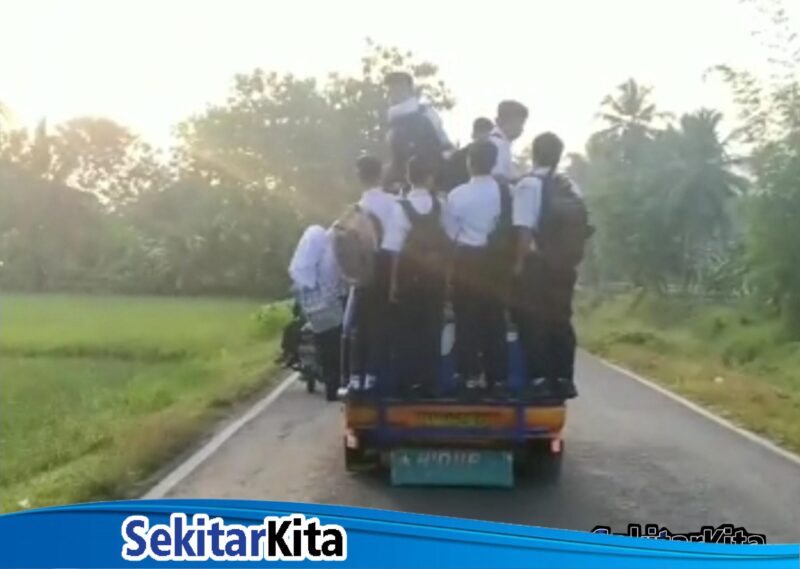 Belasan siswa SMP nekat duduk dia atas angkot umum saat berangkat sekolah di Kebumen, Jawa Tengah (Foto; Kabar Negri)