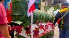 Lontong sayur raksasa buatan warga Kertamulya Padalarang melaksanakan konvoi meriahkan HUT RI ke-77 (foto: Abdul)