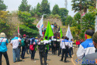 Buruh di Bandung Barat klaim janji politik Plt Hengky Kurniawan belum terealisasikan, desak untuk melakukan perubahan (foto: Abdul) dok. Sekitarkita