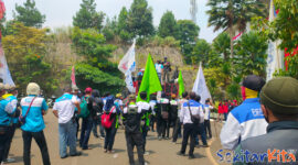 Buruh di Bandung Barat klaim janji politik Plt Hengky Kurniawan belum terealisasikan, desak untuk melakukan perubahan (foto: Abdul) dok. Sekitarkita