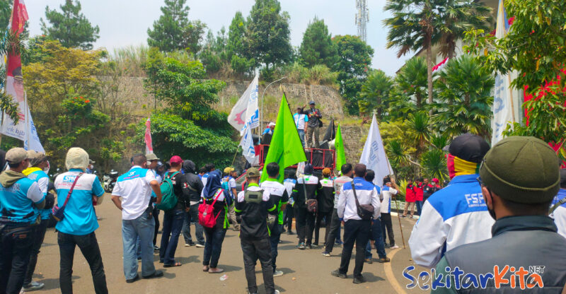 Buruh di Bandung Barat klaim janji politik Plt Hengky Kurniawan belum terealisasikan, desak untuk melakukan perubahan (foto: Abdul) dok. Sekitarkita