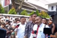 Kuasa Hukum keluarga Brigadir J, Kamaruddin Simanjuntak ngambek saat rekontruksi kasus Ferdy Sambo tak diizinkan masuk (foto: istimewa)