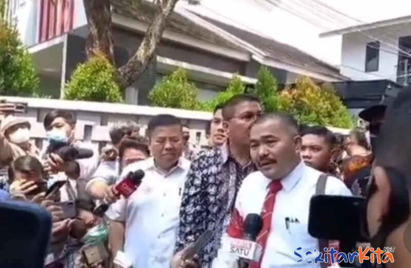 Kuasa Hukum keluarga Brigadir J, Kamaruddin Simanjuntak ngambek saat rekontruksi kasus Ferdy Sambo tak diizinkan masuk (foto: istimewa)
