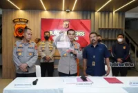 Kabid Humas Polda Jabar, Kombes Pol. Ibrahim Tompo didampingi Kapolres Cimahi, AKBP Imron Ermawan saat gelar perkara di Mapolda Jabar terkait kasus pembunuhan purnawirawan TNI (foto @hummaspoldajabar)