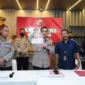 Kabid Humas Polda Jabar, Kombes Pol. Ibrahim Tompo didampingi Kapolres Cimahi, AKBP Imron Ermawan saat gelar perkara di Mapolda Jabar terkait kasus pembunuhan purnawirawan TNI (foto @hummaspoldajabar)