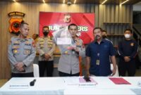 Kabid Humas Polda Jabar, Kombes Pol. Ibrahim Tompo didampingi Kapolres Cimahi, Imron Ermawan saat gelar perkara di Mapolda Jabar. Kamis (18082022)