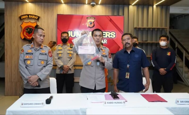 Kabid Humas Polda Jabar, Kombes Pol. Ibrahim Tompo didampingi Kapolres Cimahi, Imron Ermawan saat gelar perkara di Mapolda Jabar. Kamis (18082022)