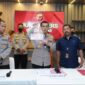 Kabid Humas Polda Jabar, Kombes Pol. Ibrahim Tompo didampingi Kapolres Cimahi, Imron Ermawan saat gelar perkara di Mapolda Jabar. Kamis (18082022)