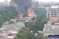 Kebakaran di Kebayoran Lama, Jakarta Selatan Minggu (21082022). Satu warga dikabarkan meninggal dunia (foto humasjakfire)
