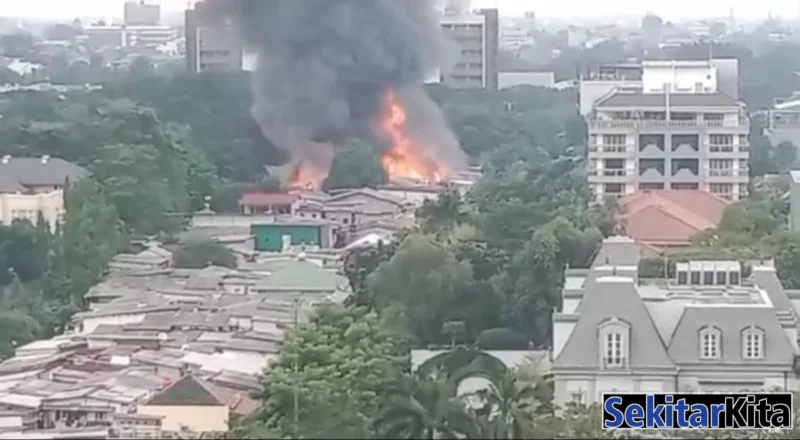 Kebakaran di Kebayoran Lama, Jakarta Selatan Minggu (21082022). Satu warga dikabarkan meninggal dunia (foto humasjakfire)