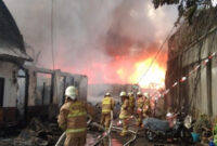 Kebakaran hebat terjadi di Kelurahan Kebayoran Lama, Jakarta Selatan pada Minggu (21082022) foto @humasjakfire