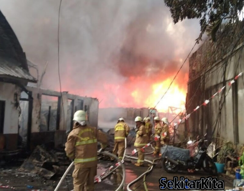 Kebakaran hebat terjadi di Kelurahan Kebayoran Lama, Jakarta Selatan pada Minggu (21082022) foto @humasjakfire