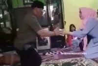 Purnawirawan TNI, Ruslan Buton dan perwakilan memberikan bantuan santunan berupa uang kepada keluarga korban almarhum (Muhammad Mubin) foto @infobdgbaratcimahi