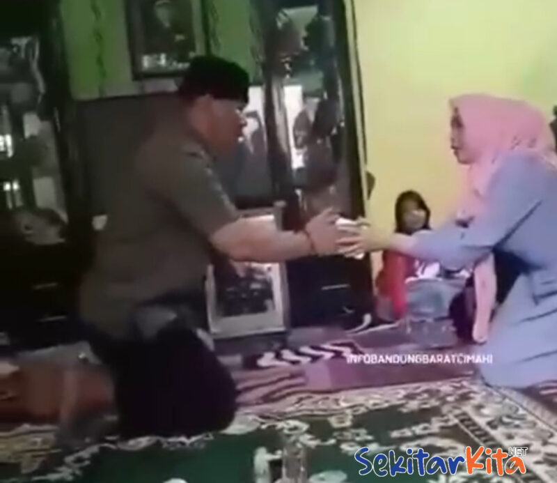 Purnawirawan TNI, Ruslan Buton dan perwakilan memberikan bantuan santunan berupa uang kepada keluarga korban almarhum (Muhammad Mubin) foto @infobdgbaratcimahi