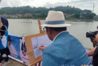 Gubernur Jawa Barat, Ridwan Kamil saat menggambar sketsa obyek wisata Situ Ciburuy, Kecamatan Padalarang KBB (Foto; Abdul) dok. Sekitarakita.id