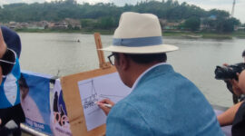 Gubernur Jawa Barat, Ridwan Kamil saat menggambar sketsa obyek wisata Situ Ciburuy, Kecamatan Padalarang KBB (Foto; Abdul) dok. Sekitarakita.id