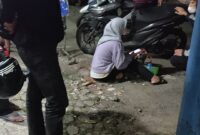 Seorang wanita pengendara motor tergeletak usai alami kecelakaan di Jalan Raya Padalarang KBB (Foto Abdul)