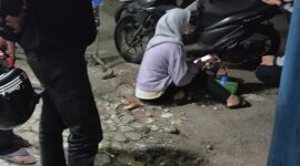 Seorang wanita pengendara motor tergeletak usai alami kecelakaan di Jalan Raya Padalarang KBB (Foto Abdul)