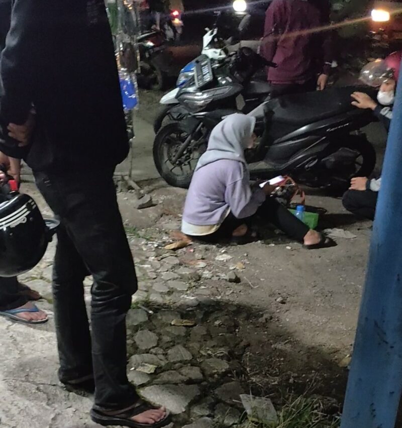 Seorang wanita pengendara motor tergeletak usai alami kecelakaan di Jalan Raya Padalarang KBB (Foto Abdul)