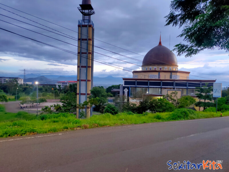 Kemegahan masjid Ash-Siddiq, perkantoran Pemkab Bandung Barat (Foto: Abdul) dok. SekitarKita.id